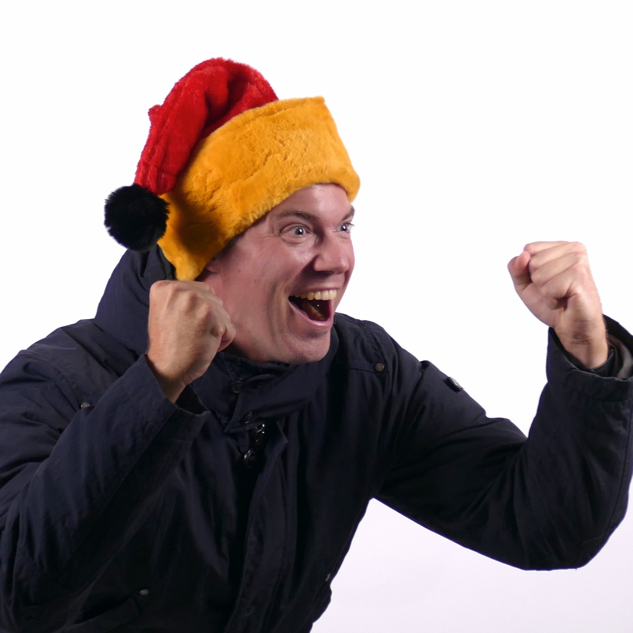 Person mit GermanSanta Weihnachtsmütze jubelt